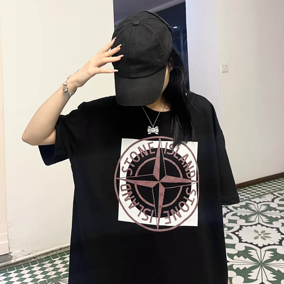W615#P110💰 [Stone lsland/Stone Island summer new short-sleeved T-shirt with big compass print on the chest] ⚠️[Original creation, high control of details] Made of 260g combed cotton 32-count double yarn - Simple and basic versatile style, original quality, the first choice for couples. - Made in a large factory, four needles and five threads on the shoulder, neatly arranged, high quality workmanship. - Same style for men and women, very versatile, one piece for each person Details are clearly visible. Color: Black White Size: M L